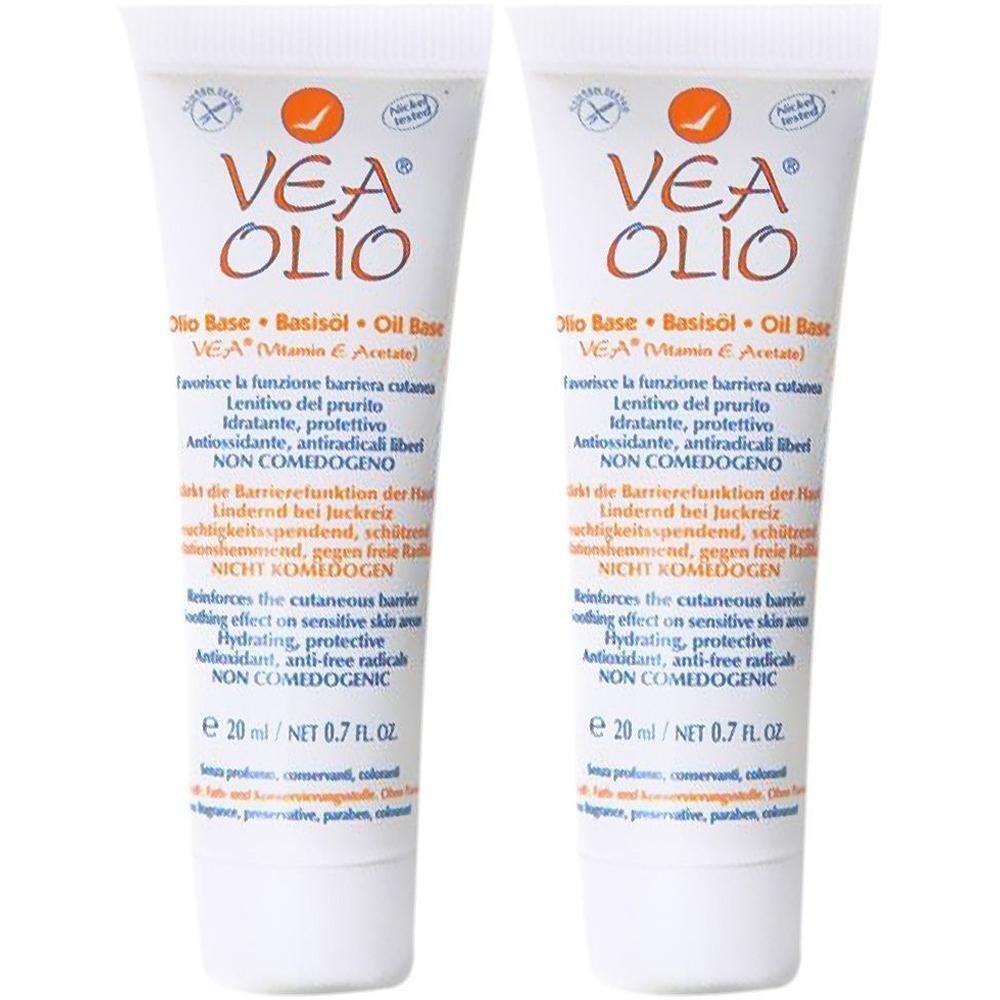 Zwei Tuben VEA Olio. Weiße Tuben mit blauer und orangefarbener Schrift. Enthält Vitamin E Acetat. Aufschrift: NON COMEDOGENIC.