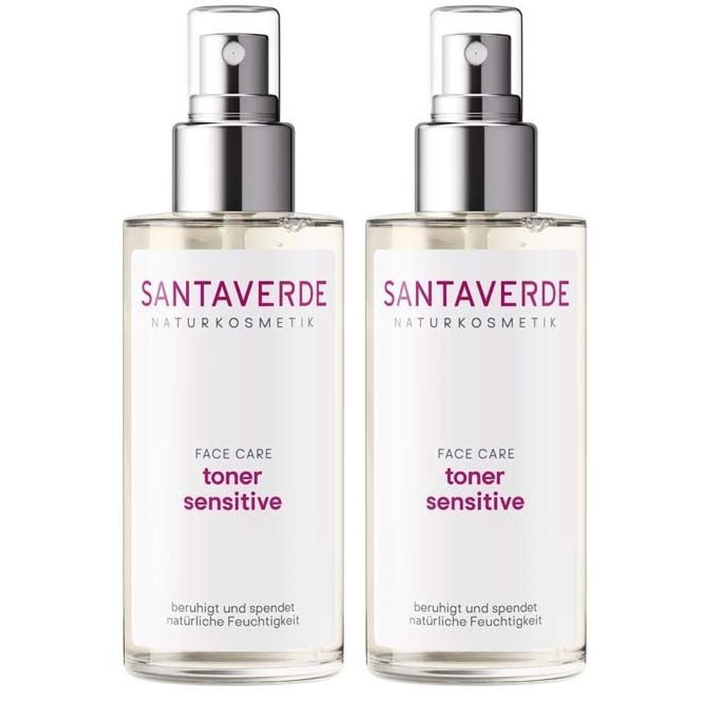 Zwei Sprühflaschen mit silbernen Verschlüssen. Aufschrift: SANTAVERDE, FACE CARE, toner sensitive. Beruhigt und spendet Feuchtigkeit.