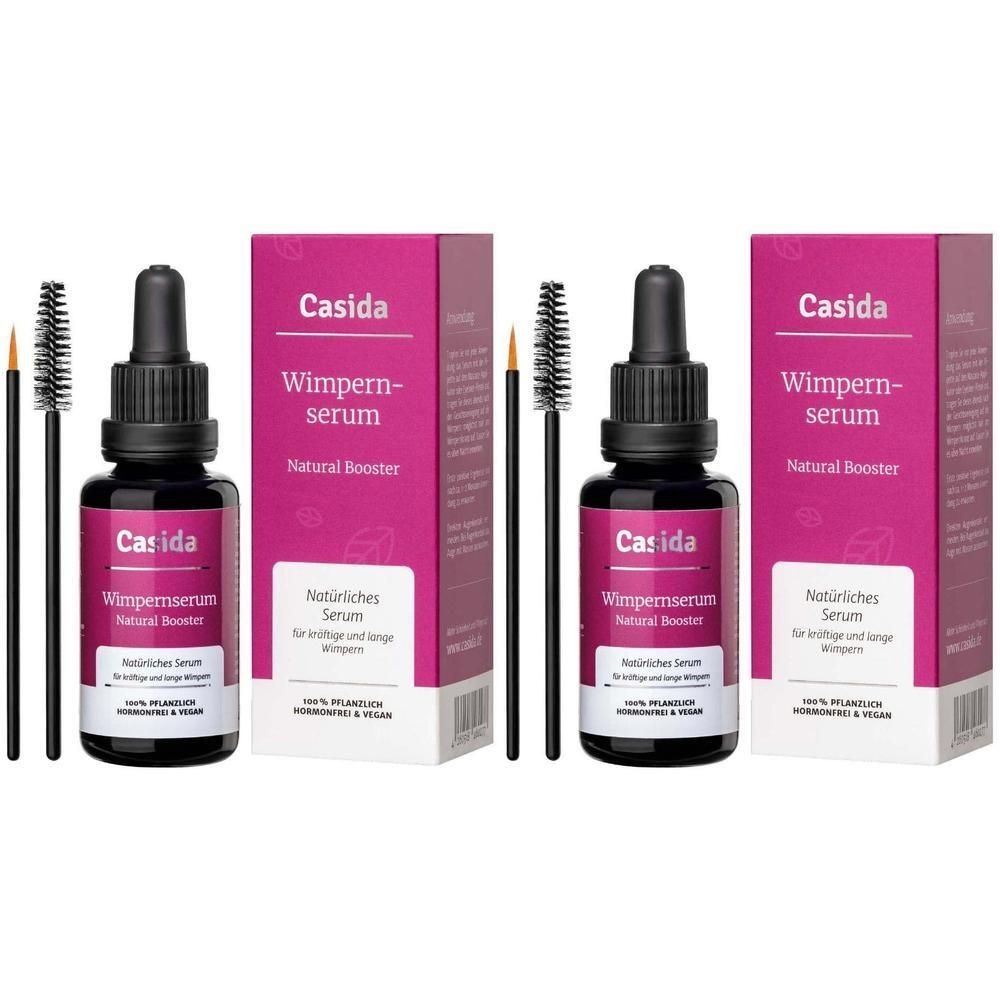 Zwei Flaschen Wimpernserum mit Verpackung und Applikatoren. Schwarze Flaschen mit Dosierpipette, rosa Etikett, Text: Casida, Wimpernserum.