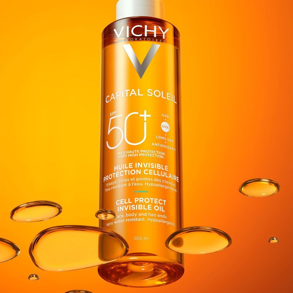 Eine Flasche VICHY CAPITAL Soleil Cell Protect Oil. Orangefarbene Flüssigkeit. Text: SPF 50. HUILE INVISIBLE PROTECTION CELLULAIRE.