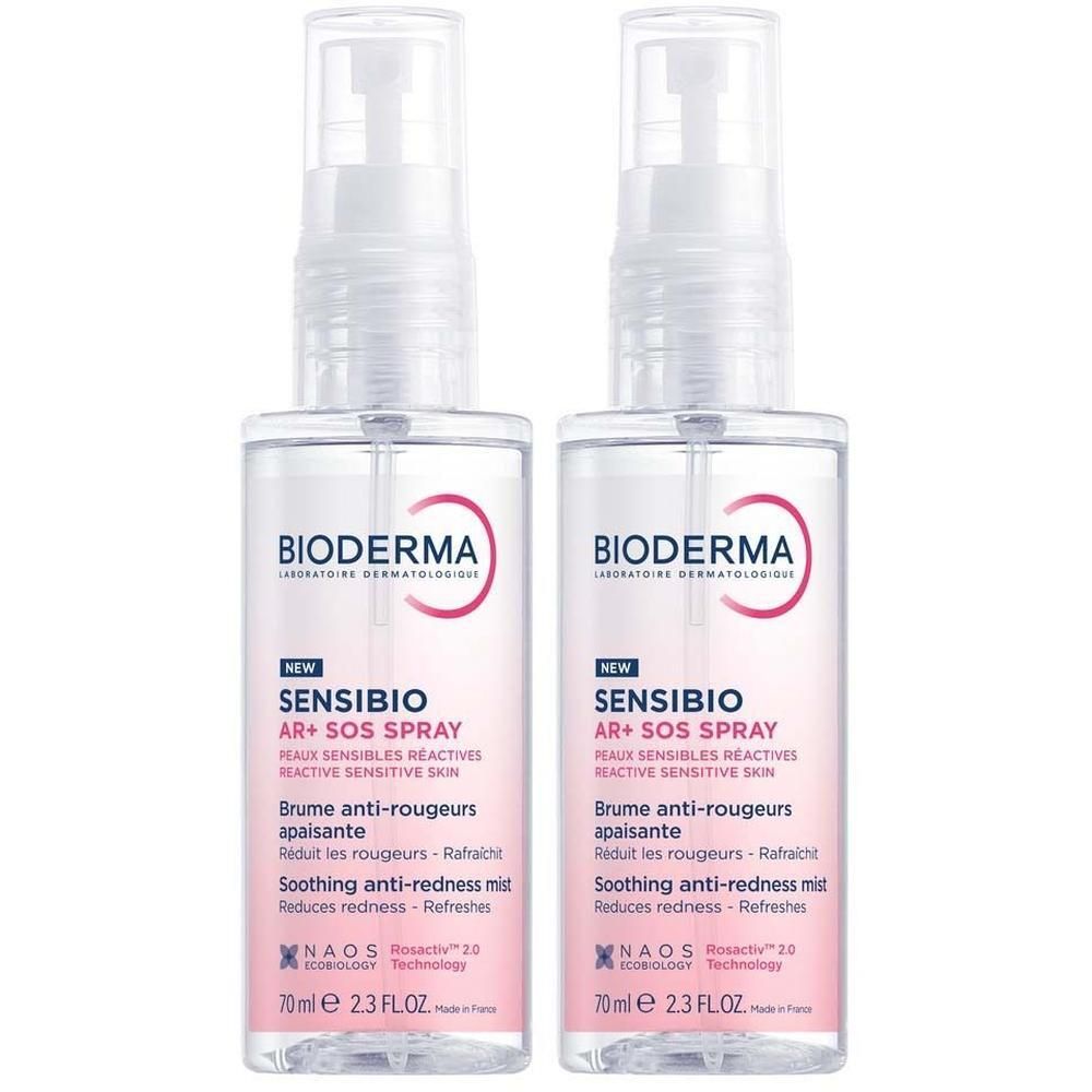 Zwei Sprays. BIODERMA Sensibio AR+ SOS Spray. Klares Fläschchen mit Sprühkopf. Rosa Etikett mit Text.