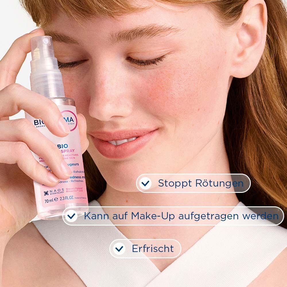 Frau mit geröteter Haut. Anwendung des Sensibio AR+ SOS Spray. Text: Stoppt Rötungen, Kann auf Make-Up aufgetragen werden, Erfrischt.