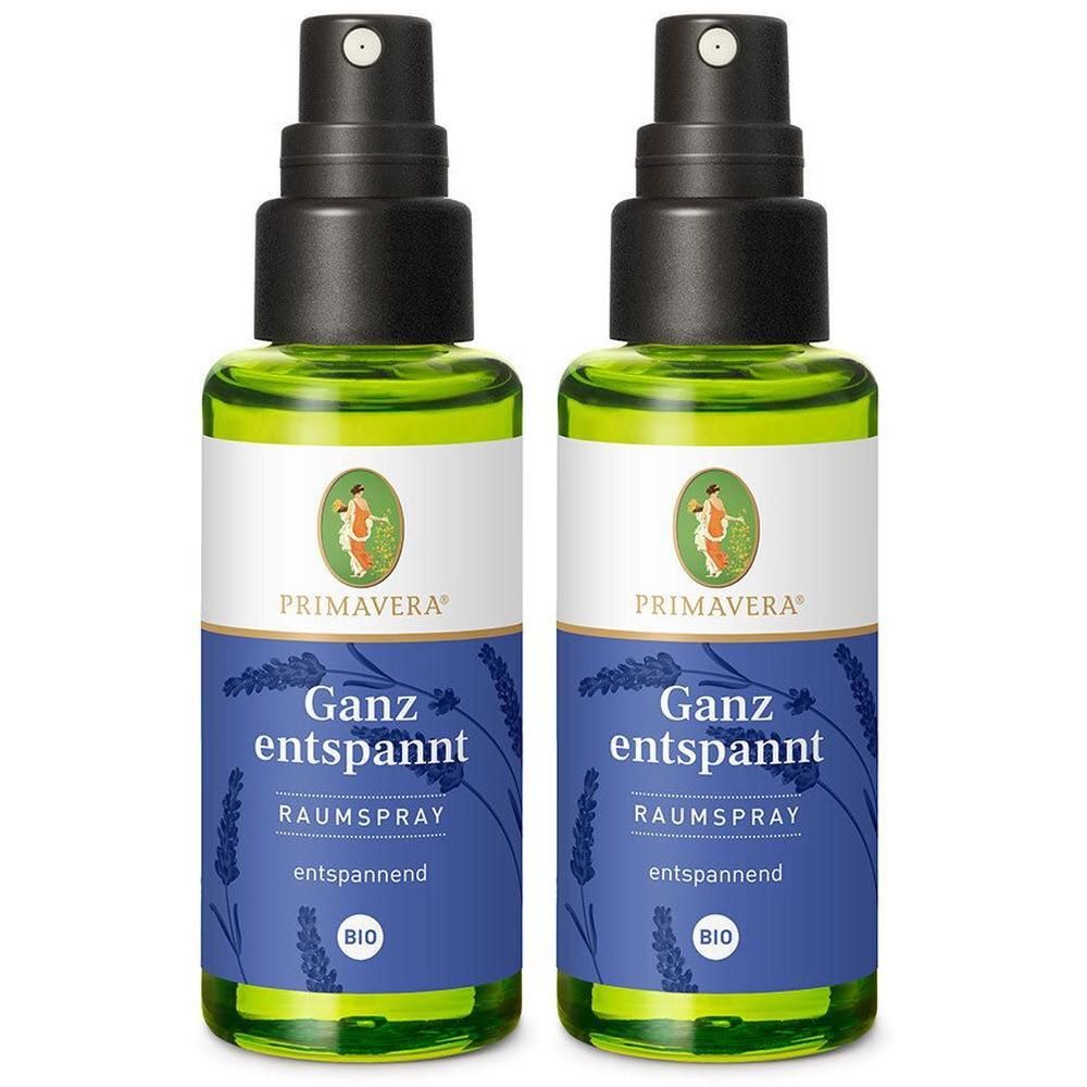 Zwei grüne Sprühflaschen mit schwarzem Sprühkopf. Aufschrift: GANZ entspannt Raumspray Bio. Marke: Primavera.