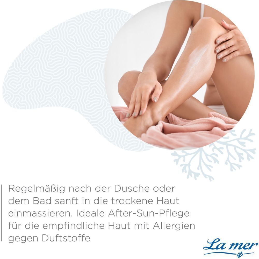 Eine Frau massiert ihre Beine mit Creme. Flasche "La mer MED Feuchtigkeitslotion" im Hintergrund. Text: Regelmäßig nach der Dusche...