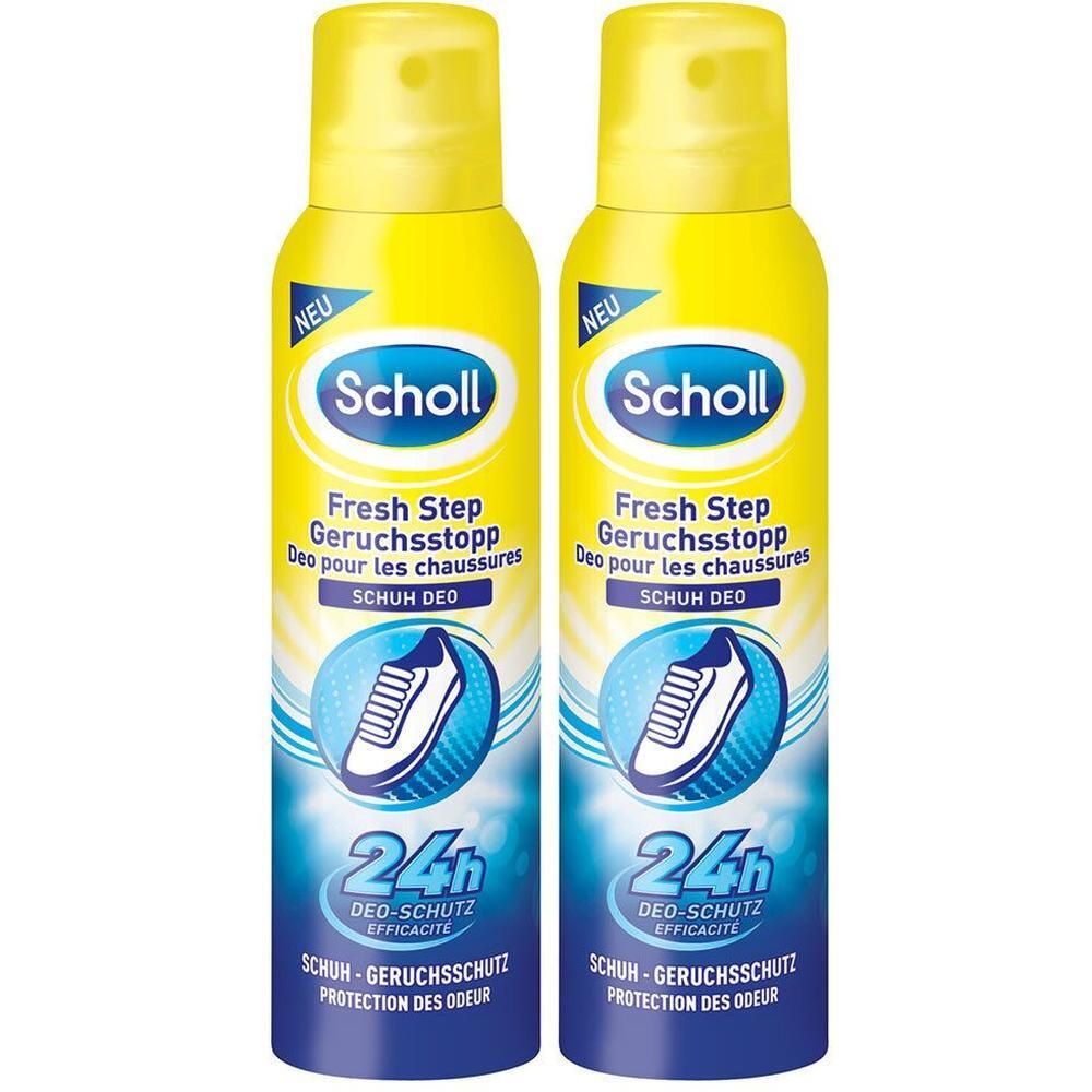 Zwei gelbe Sprühflaschen mit weißem Etikett. Aufschrift: Scholl, Fresh Step, Geruchsstopp, Schuh Deo. 24h Deo-Schutz.