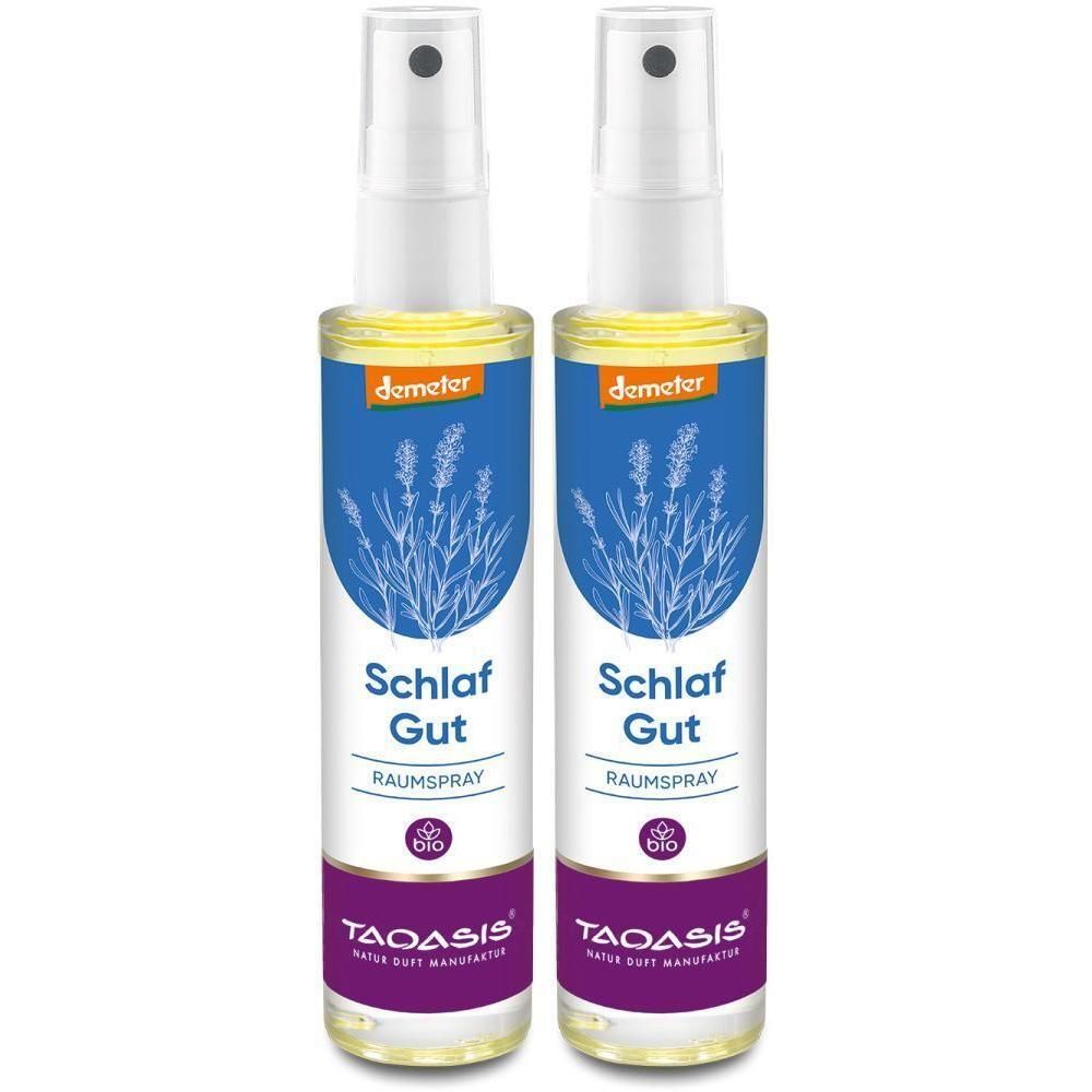 Zwei Sprühflaschen mit weißem Sprühkopf. Blaue Etiketten mit Lavendel-Illustration und Schriftzug: Schlaf Gut, Raumspray, Bio. Marke: TAOASIS.