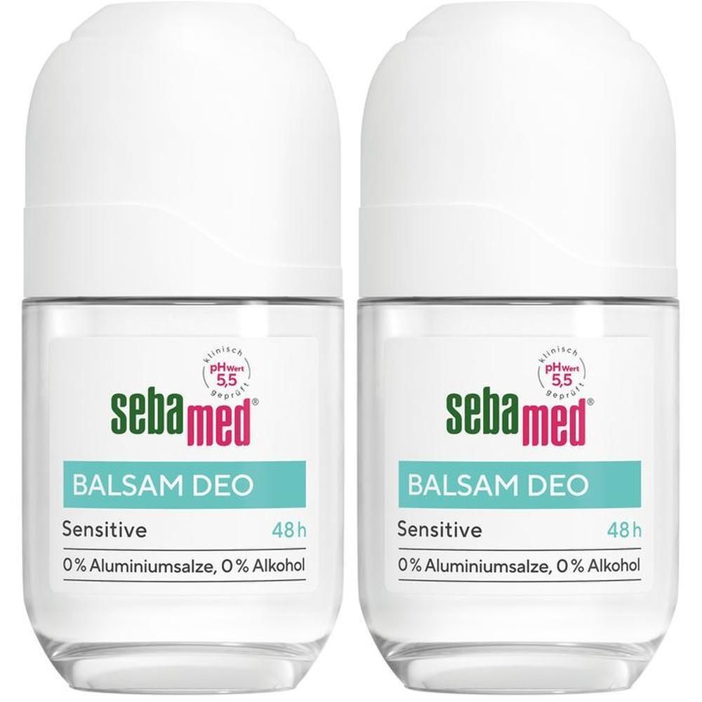 Zwei Roll-on-Deodorants. Weiße Kappe, transparente Flasche. Aufschrift: sebamed, Balsam Deo Sensitive, pH 5,5, 48h.