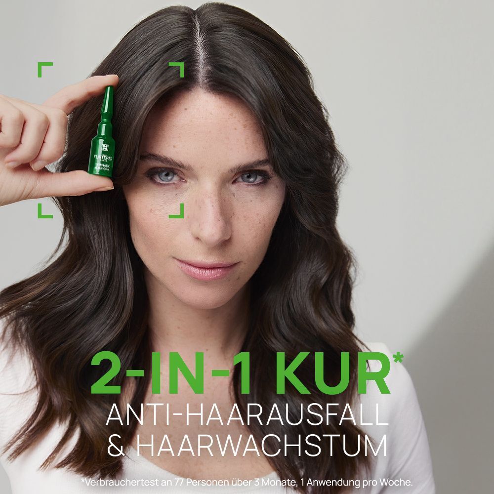 Frau hält Ampulle. Aufschrift: 2-in-1 Kur, Anti-Haarausfall & Haarwachstum.