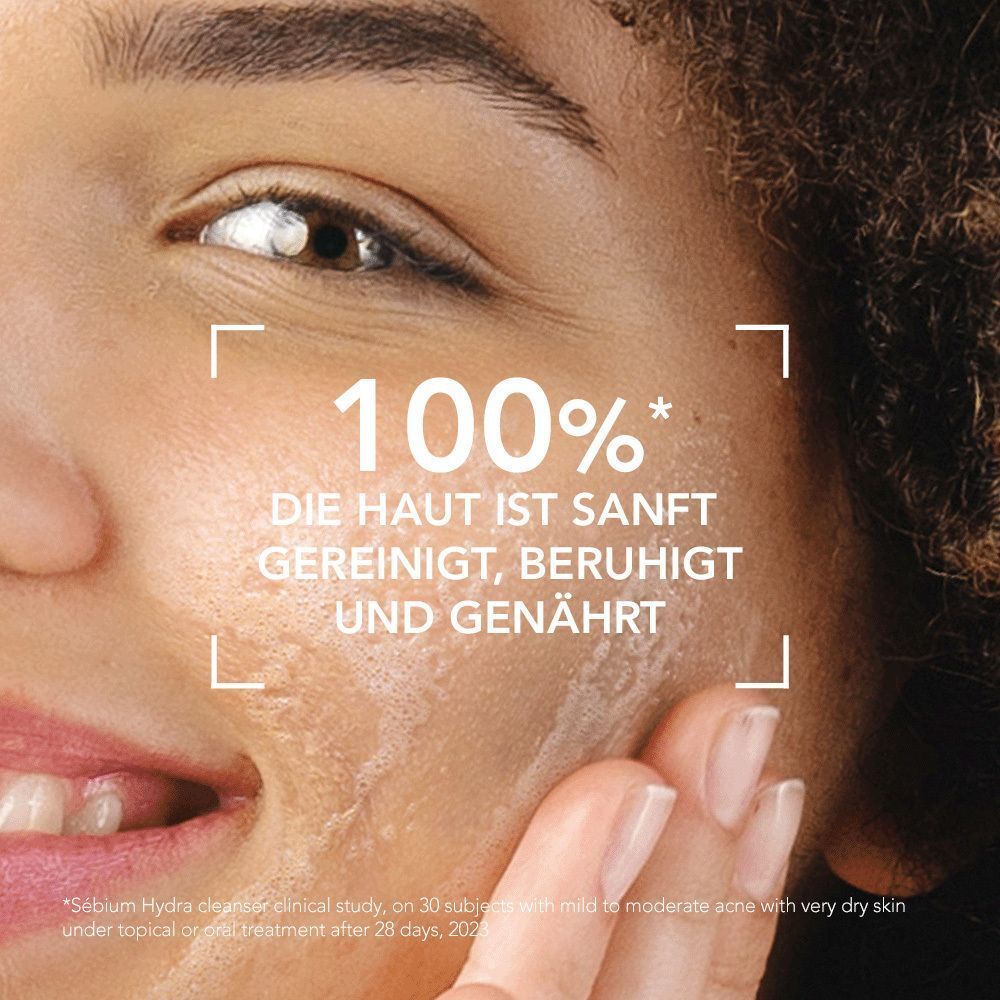 Nahaufnahme eines Gesichts mit Schaum. Text: 100% die Haut ist sanft gereinigt, beruhigt und genährt.