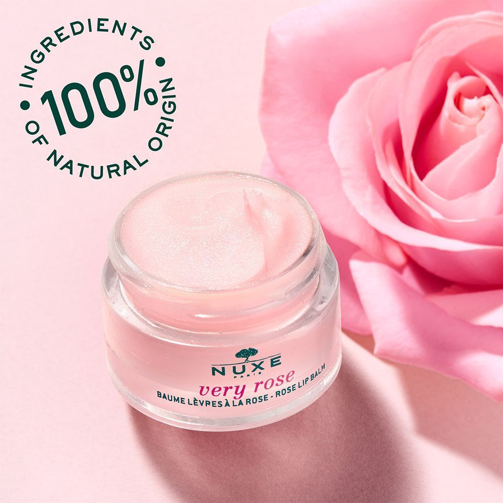Ein offener, rosa Lippenbalsam-Tiegel mit Rose im Hintergrund. Aufschrift: NUXE Very Rose. Text: Baume Lèvres à la Rose.