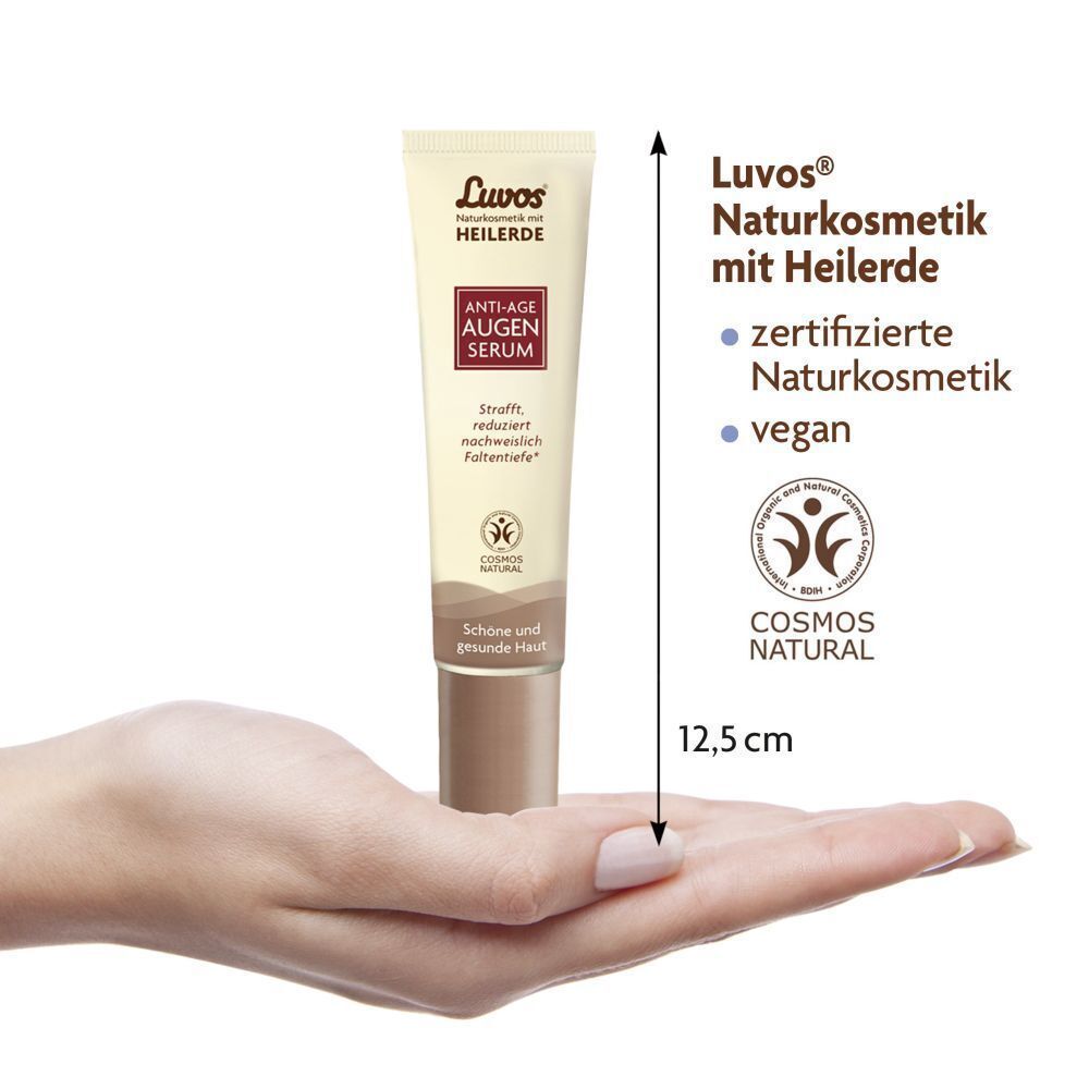 Eine Hand hält eine Tube. Aufdruck: Luvos Heilerde Anti-Age Augenserum. Text: Strafft, reduziert Faltentiefe. 12,5 cm Messung.