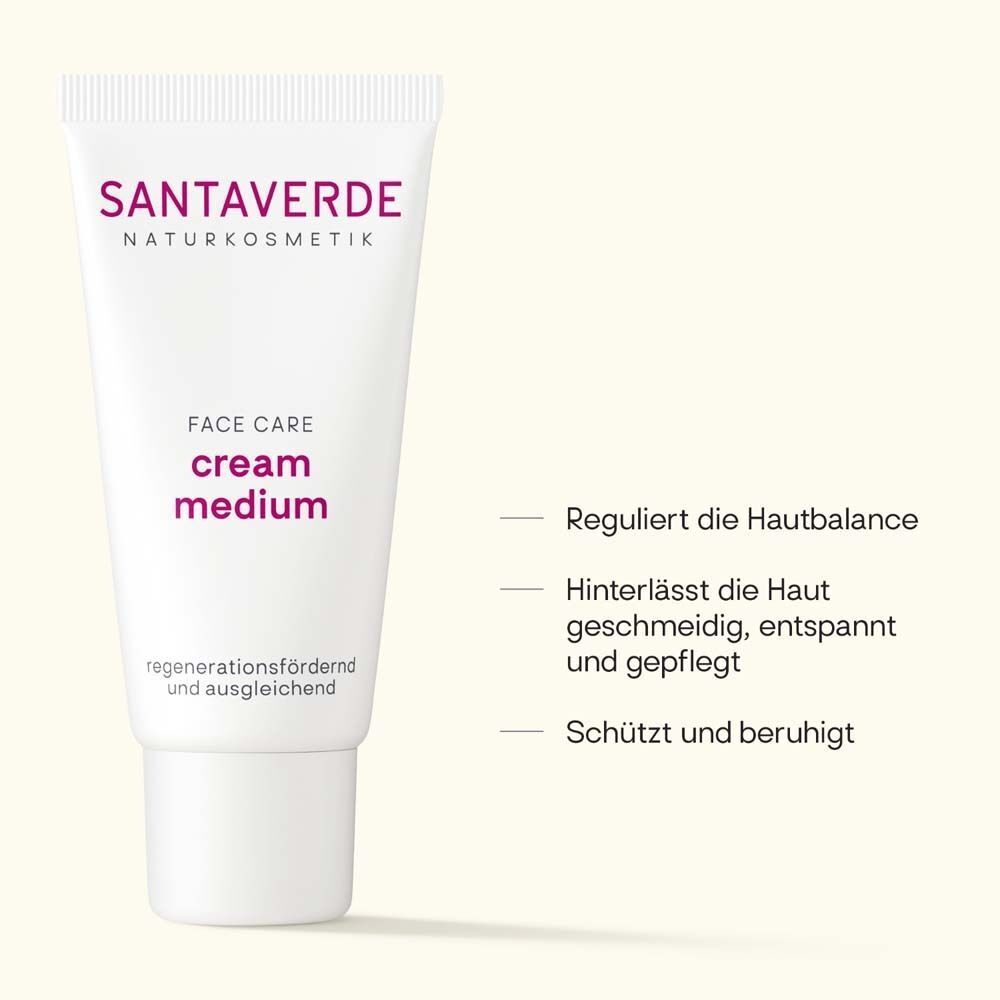 Eine Tube SANTAVERDE Creme medium. Weiße Tube mit lila Schriftzug. Aufschrift: FACE CARE cream medium. Text: Reguliert die Hautbalance.