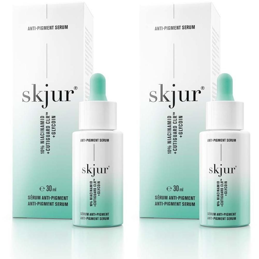 Zwei Flaschen Anti-Pigment Serum mit Verpackung. Weiße Flaschen mit grünen Deckeln und Schriftzug. Verpackung mit Produktnamen.