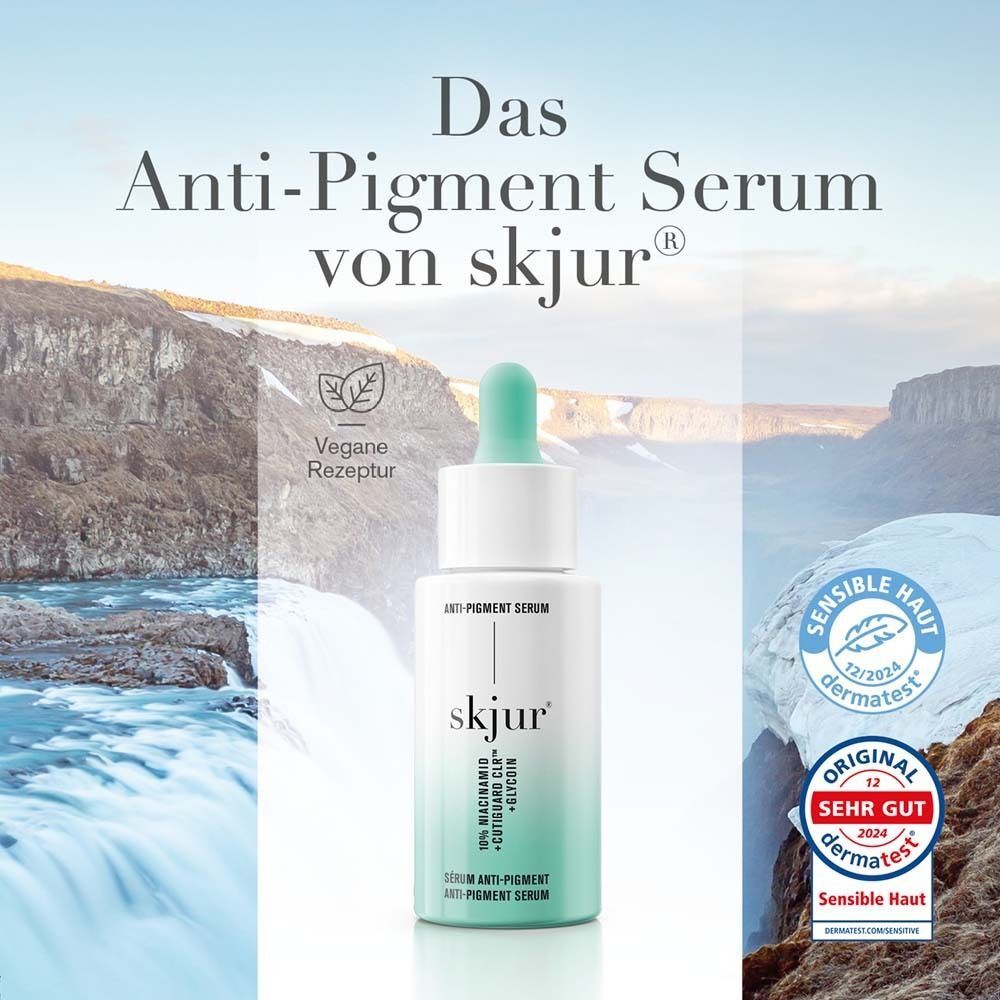 Produktabbildung mit Landschaft. Anti-Pigment Serum Flasche mit Logo und Zertifizierungen. Text: Anti-Pigment Serum von skjur®.