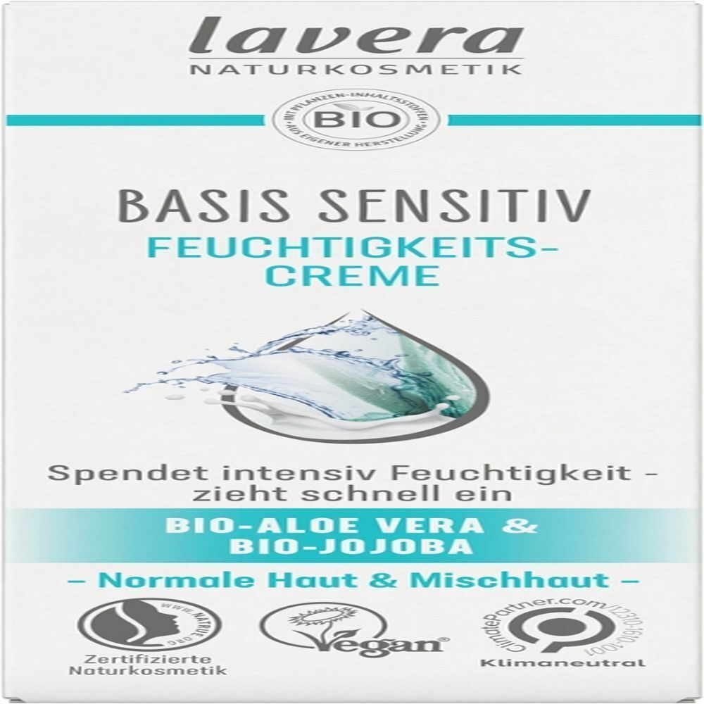 Weißer Karton mit "lavera BASIS SENSITIV FEUCHTIGKEITS-CREME". Logo, Bio-Siegel, Vegan-Siegel und andere Zeichen.
