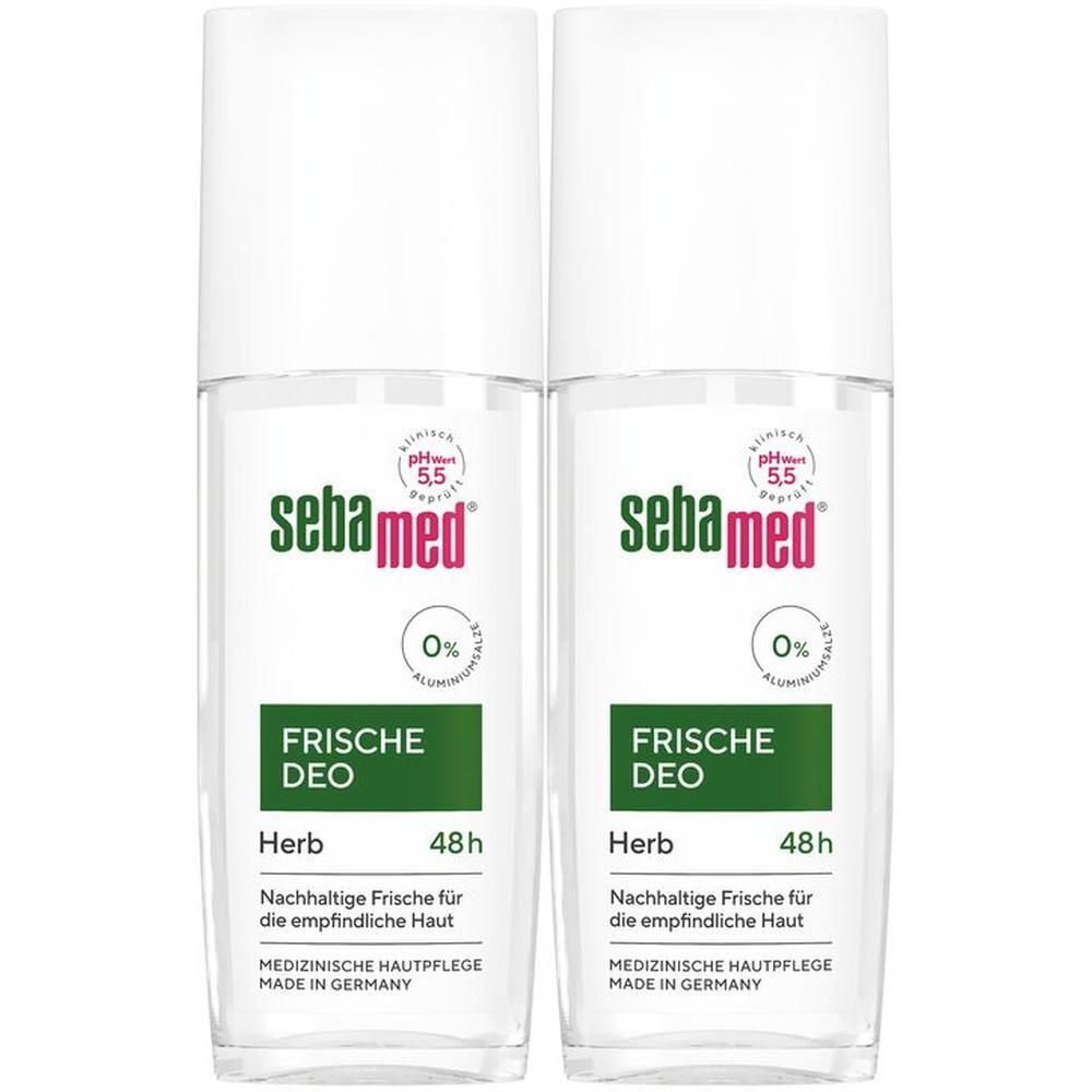 Zwei Sebamed Deo-Spray-Flaschen. Weißer Sprühkopf, grüne und weiße Etiketten. Text: Frische Deo Herb, 48h, pH 5.5.