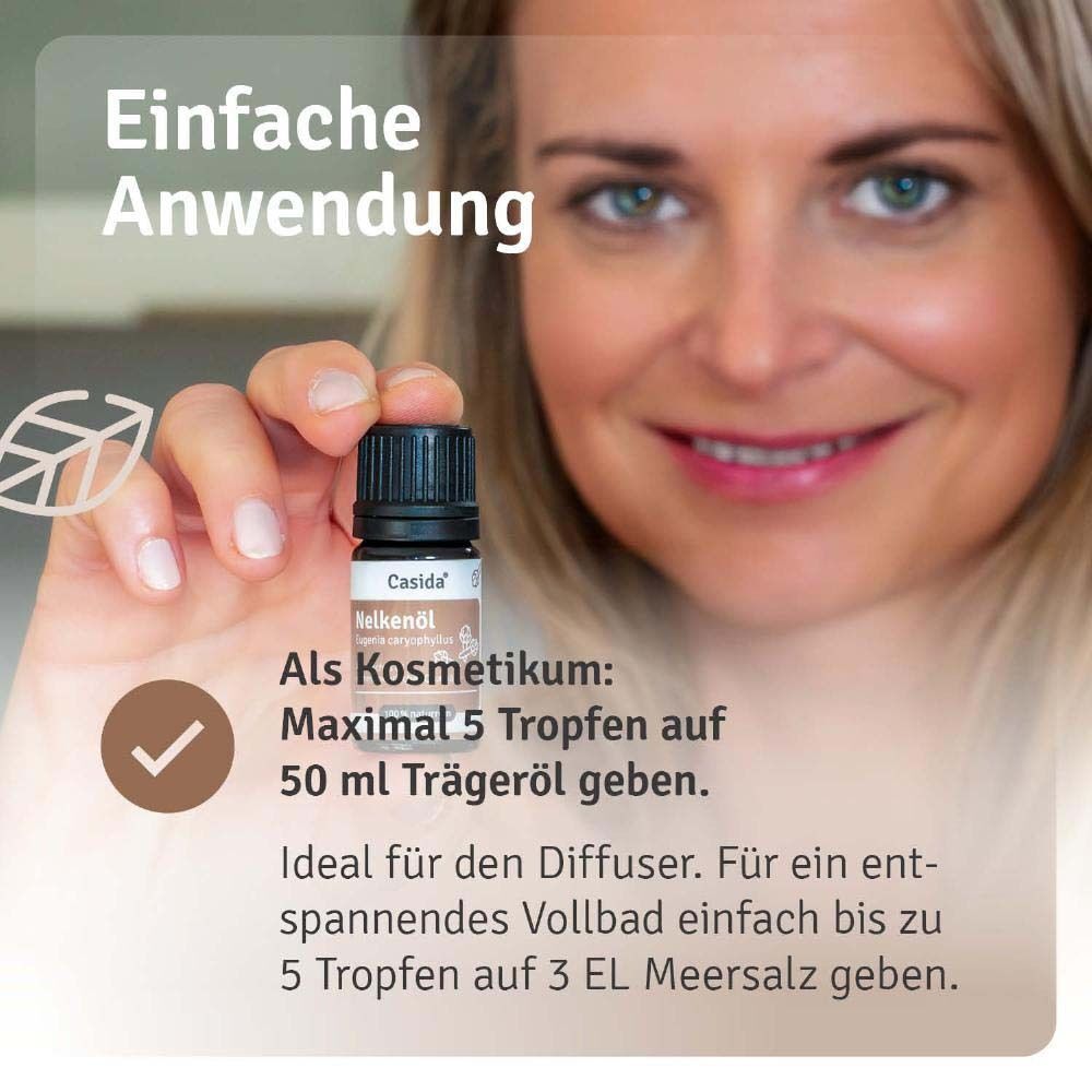 Frau hält Casida® Nelkenöl Flasche. Text: Als Kosmetikum: Maximal 5 Tropfen auf 50 ml Trägeröl geben.