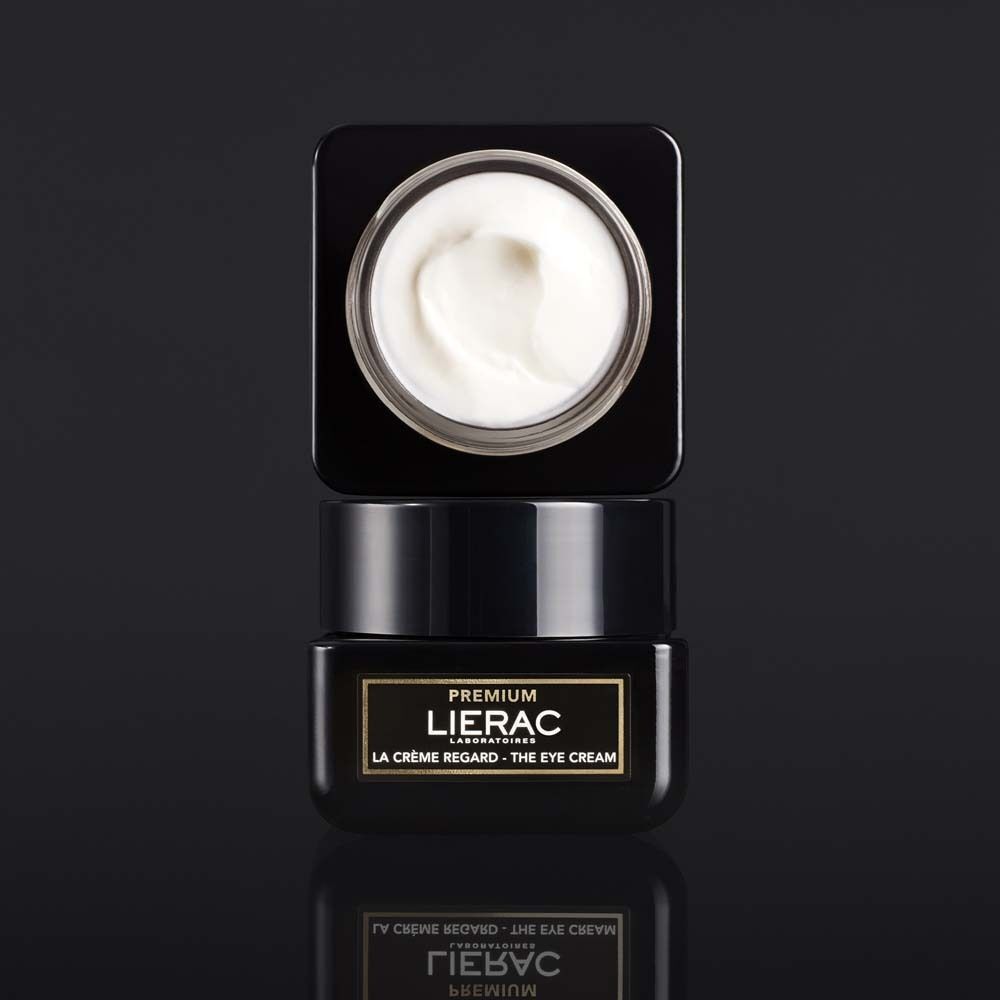 Schwarzer Tiegel mit geöffnetem Deckel. Creme sichtbar. Aufschrift: LIERAC, LA CRÈME REGARD - THE EYE CREAM.