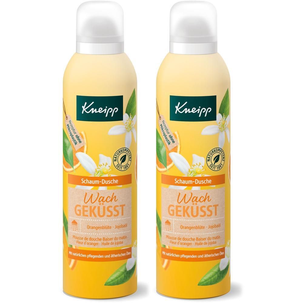 Zwei Sprühdosen Kneipp® Schaum-Dusche Wachgeküsst. Gelbe Dosen mit weißem Sprühkopf. Aufdrucke: Marke, Produktname, Orangenblüte.