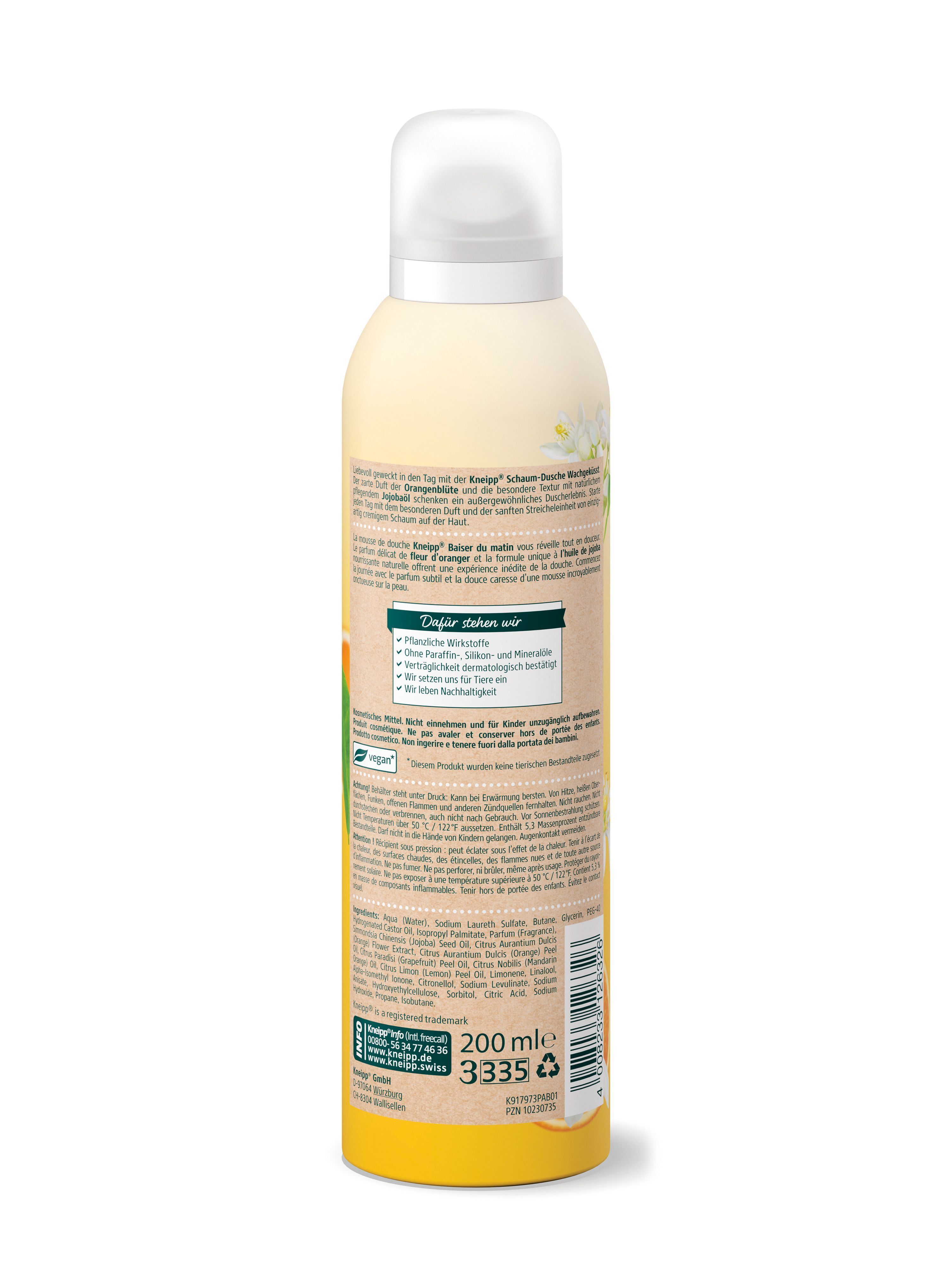 Rückseite einer Kneipp® Schaum-Dusche Wachgeküsst. Gelbe Dose mit weißem Sprühkopf. Text und Logos auf braunem Hintergrund.