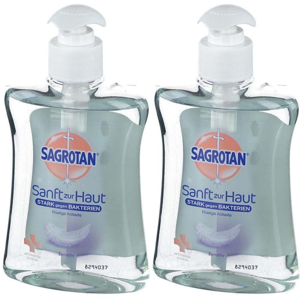Zwei Flaschen SAGROTAN® Arztseife sensitiv. Klare Flüssigkeit in durchsichtigen Behältern mit Pumpaufsatz. Aufschrift: Sanft zur Haut.