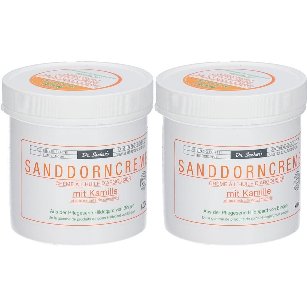 Zwei weiße Tiegel mit Deckel. Aufschrift: SANDDORNCREME mit Kamille. Orangefarbene und braune Schrift. Herstellerangaben.