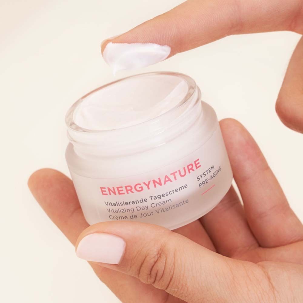 Hand öffnet einen Tiegel ANNEMARIE BÖRLIND ENERGY NATURE Vitalisierende Tagescreme.