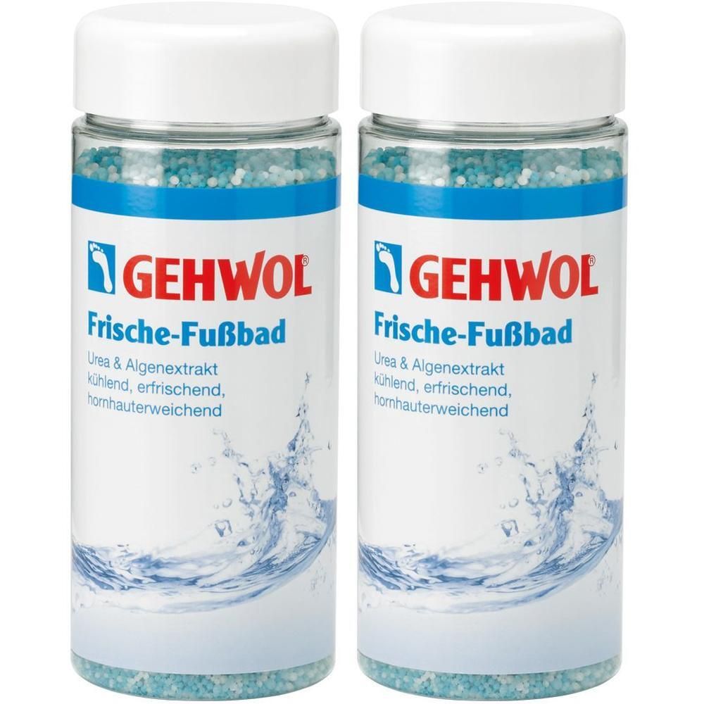 Zwei Glasbehälter mit weißem Deckel. Aufschrift GEHWOL Frische-Fußbad. Enthält Urea & Algenextrakt. Blaue und grüne Kügelchen sichtbar.