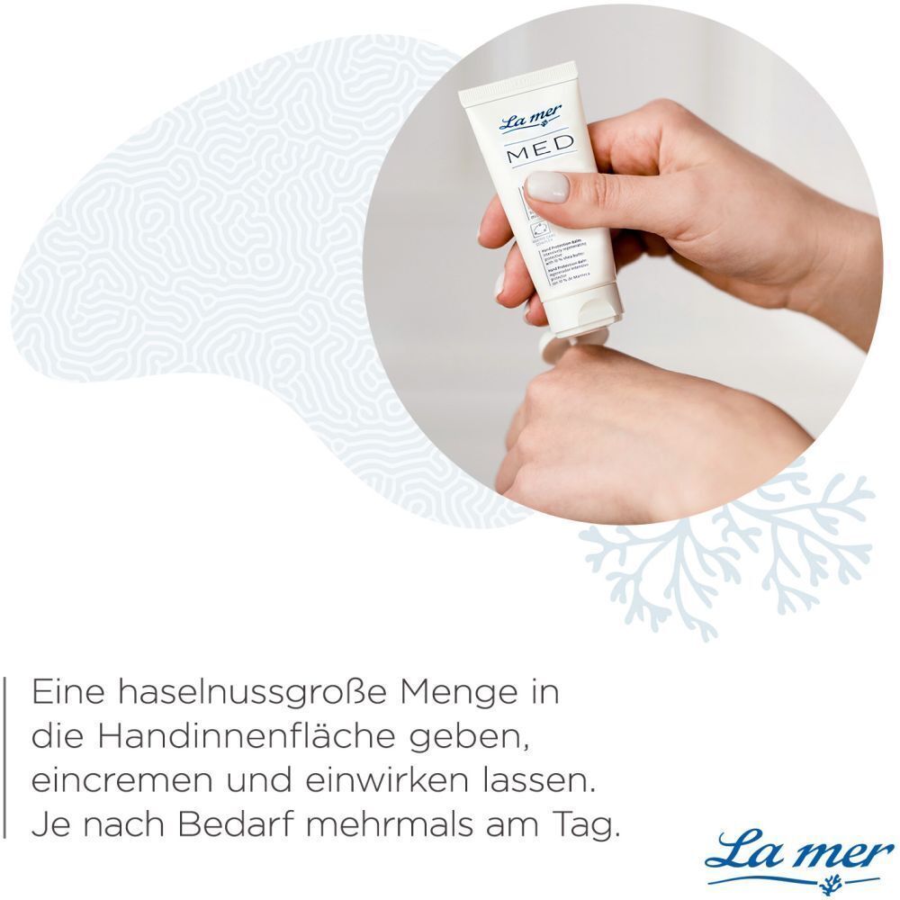 Eine Hand, die Creme aus einer Tube drückt. Text: La mer MED. Eine haselnussgroße Menge in die Handinnenfläche geben.