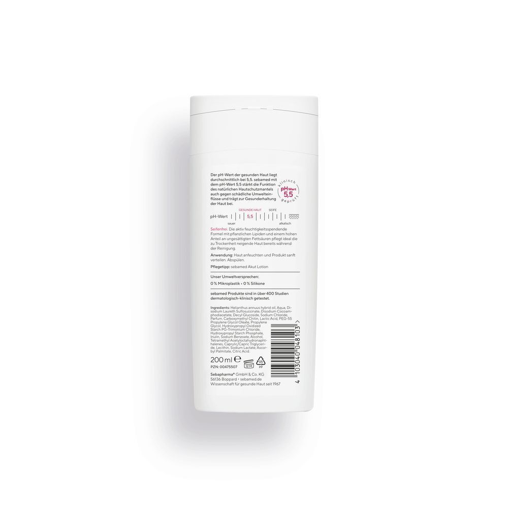 Weiße Flasche Sebamed Duschcreme, Rückseite. Textinformationen, pH-Wert-Diagramm, Inhaltsstoffe, Herstellerangaben und Recycling-Symbol.