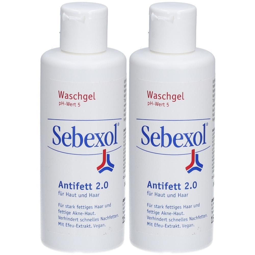 Zwei weiße Flaschen Sebexol Waschgel. Aufschrift: Antifett 2.0, für Haut und Haar. pH-Wert 5. Mit Efeu-Extrakt. Vegan.