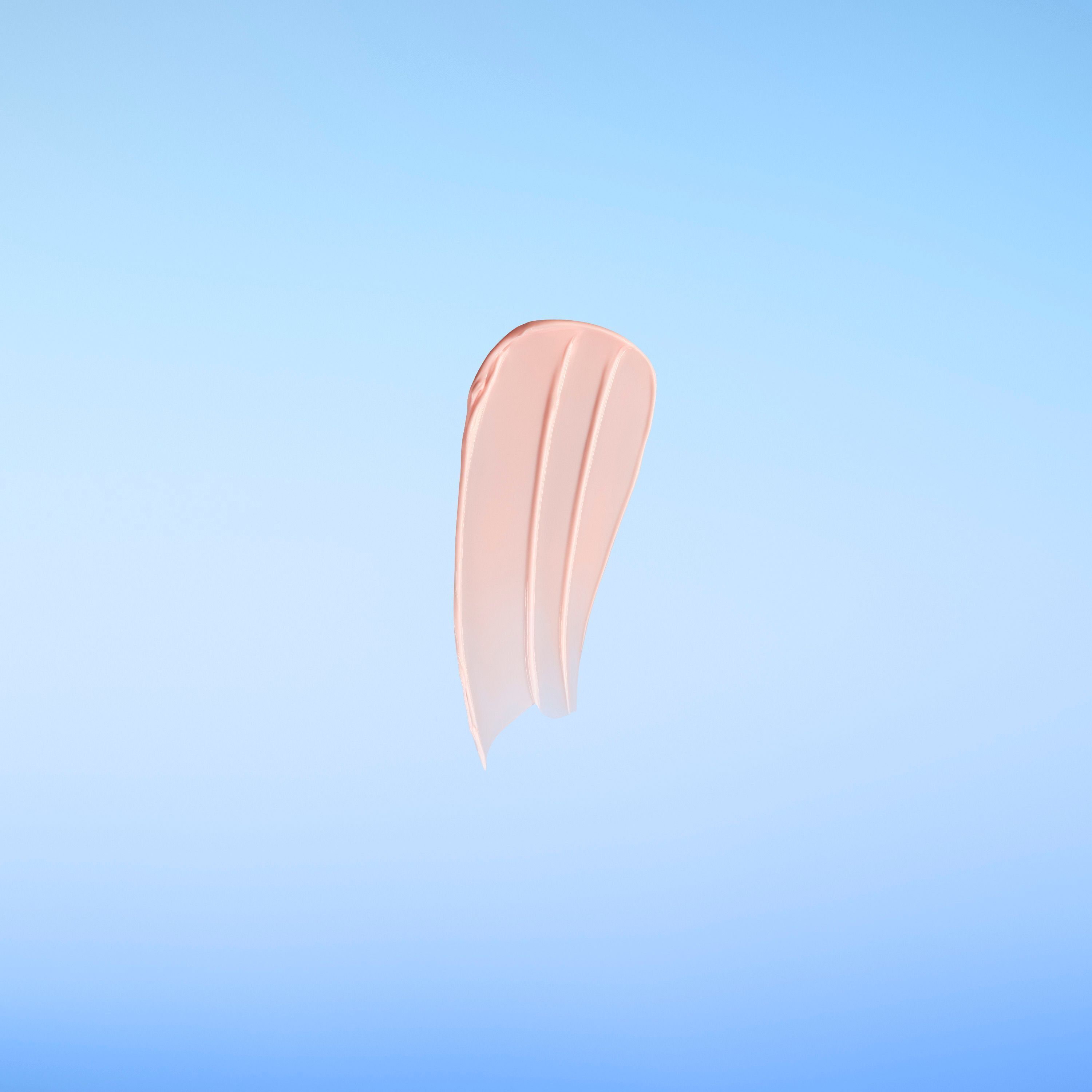Abstrich der Creme. Rosa Creme auf blauem Hintergrund. Streifenform.
