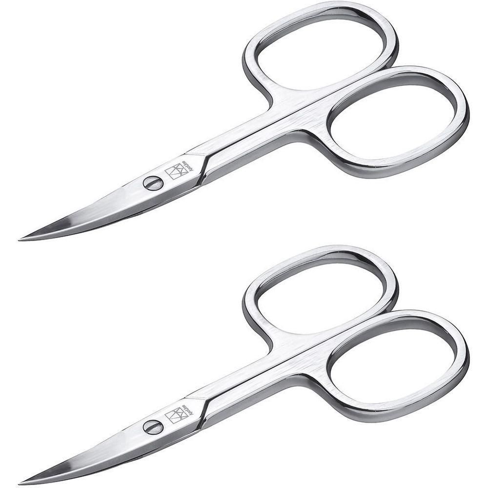 Zwei Nagelscheren aus Metall. Die Klingen sind gebogen und spitz. Griffe mit ovalen Öffnungen. Logo auf dem Scherenblatt.
