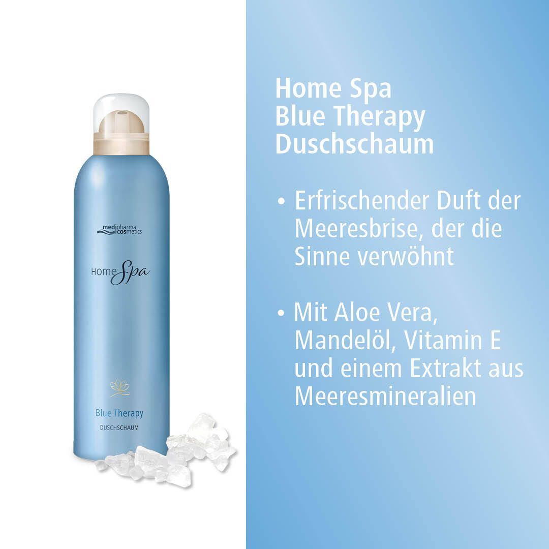 Blaue Flasche mit weißem Sprühkopf. Aufschrift: Home Spa, Blue Therapy Duschschaum. Text: Erfrischender Duft. Hintergrund blau.