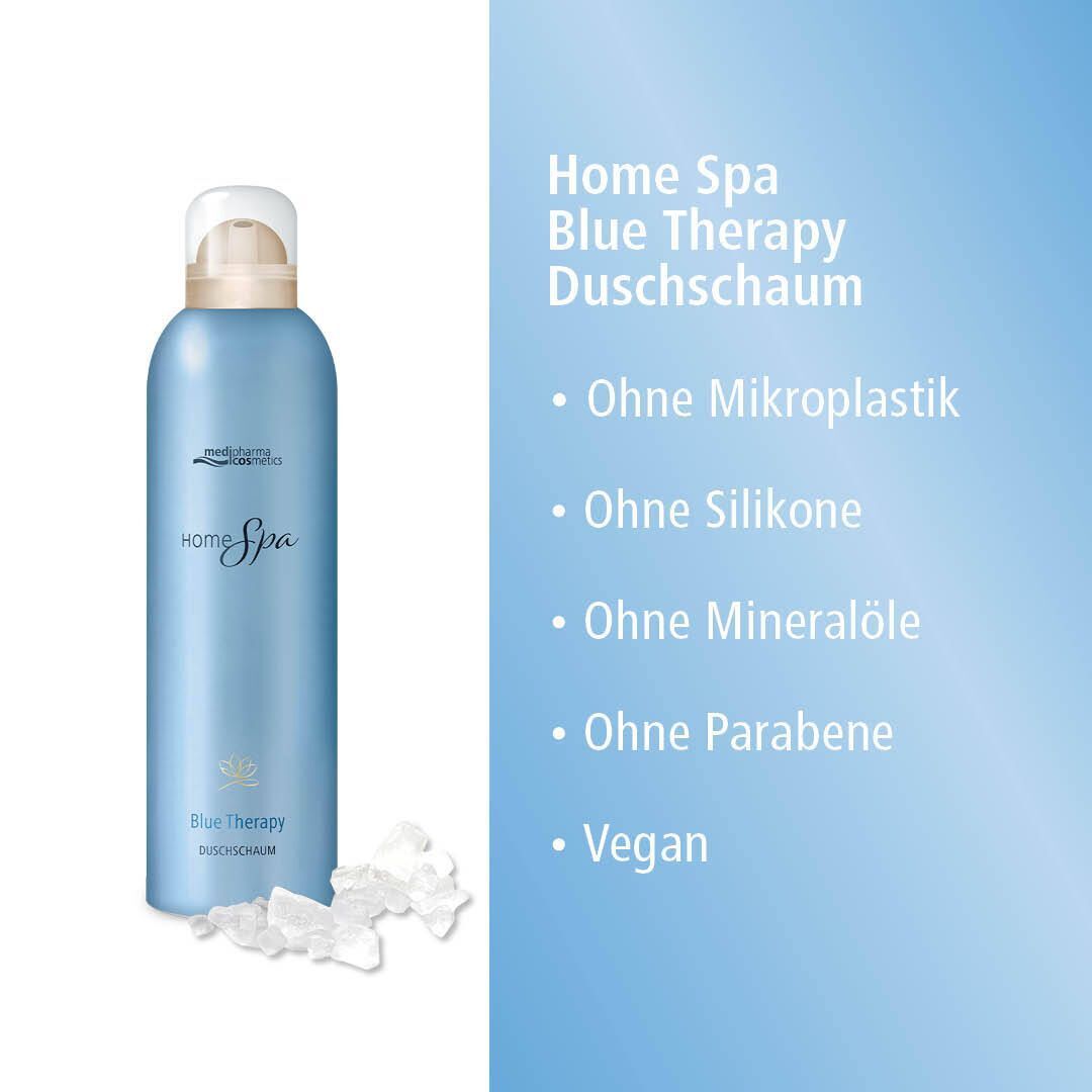 Blaue Flasche mit weißem Sprühkopf. Aufschrift: Home Spa, Blue Therapy Duschschaum. Text: Ohne Mikroplastik, Silikone, Mineralöle, Parabene. Vegan.