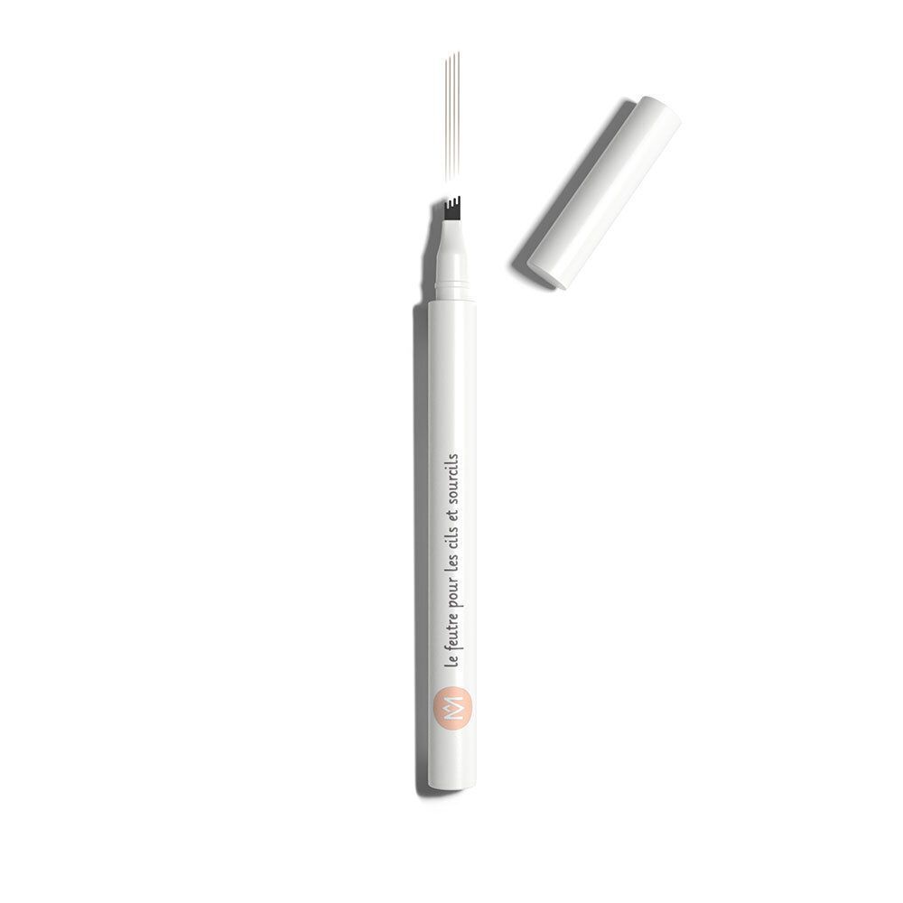 Weißer Stift mit geöffneter Kappe. Spitze mit Strich. Text: 'le feutre pour les cils et sourcils'. Logo 'M'.