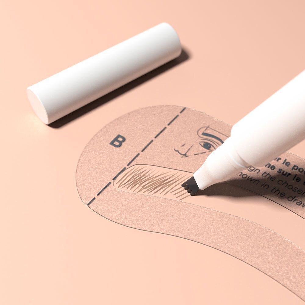 Weißer Stift zeichnet auf Schablone. Schablone mit Augenbrauenform. Text auf Schablone.