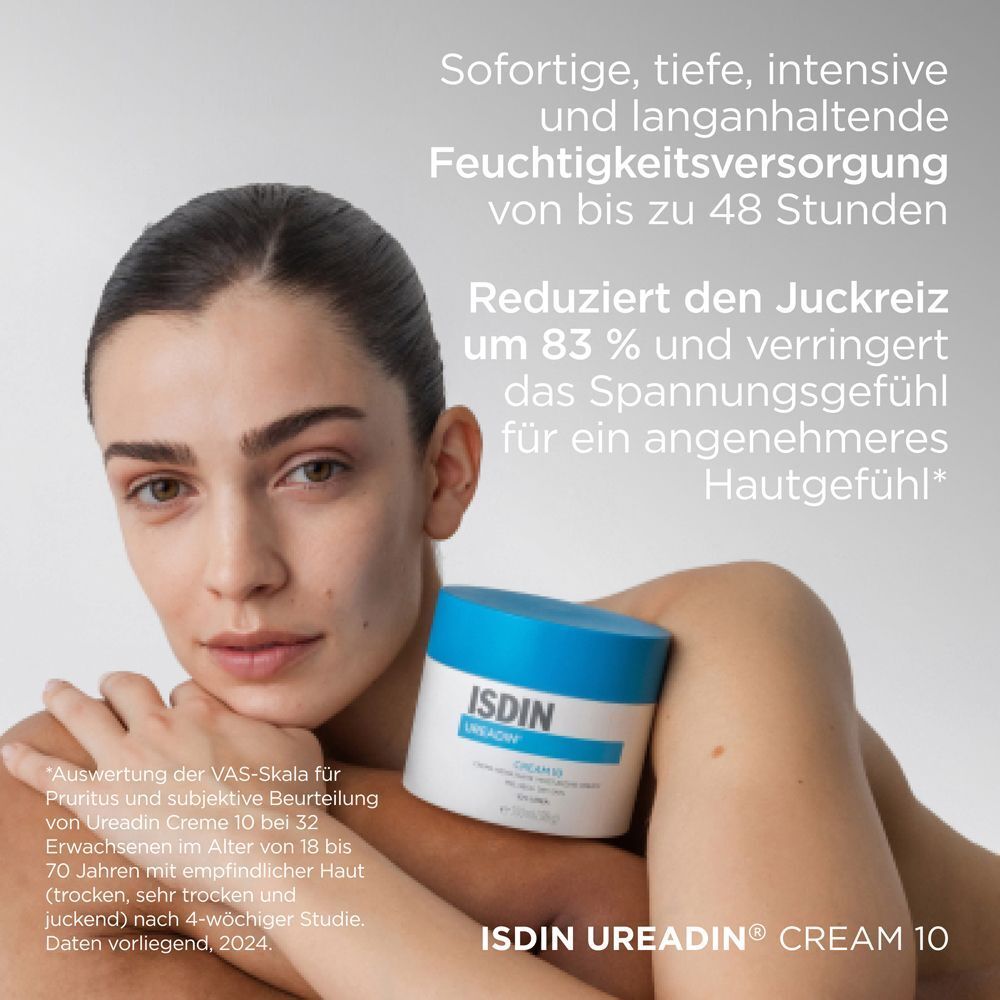 Frau mit weißer Haut hält einen Cremetiegel mit blauem Deckel. Aufschrift: ISDIN Ureadin Cream 10.