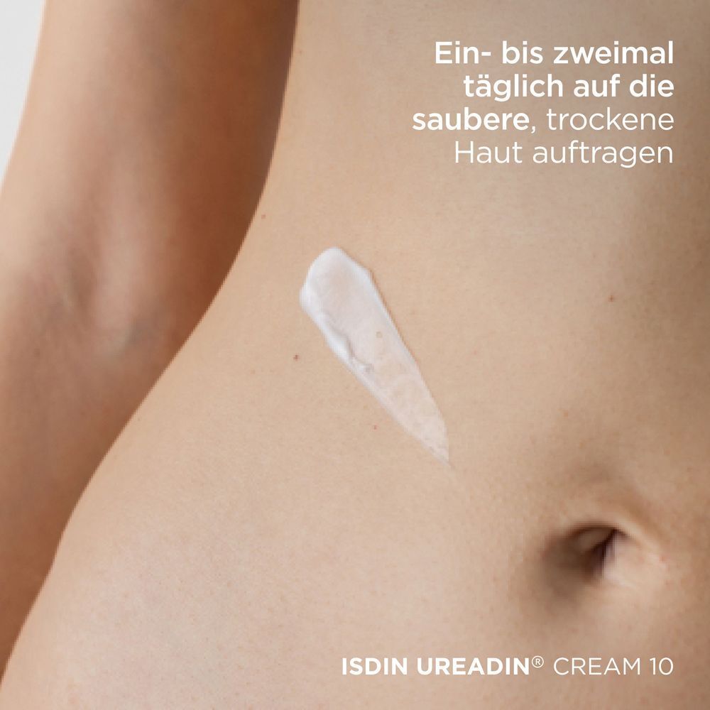Creme auf Bauch aufgetragen. Text: Ein- bis zweimal täglich auf die saubere, trockene Haut auftragen.