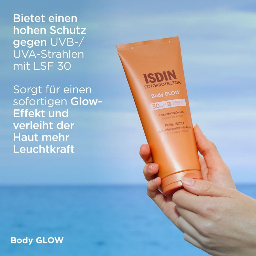Hand hält eine Tube ISDIN Fotoprotector Body Glow. Orangefarbene Tube mit weißer Schrift.