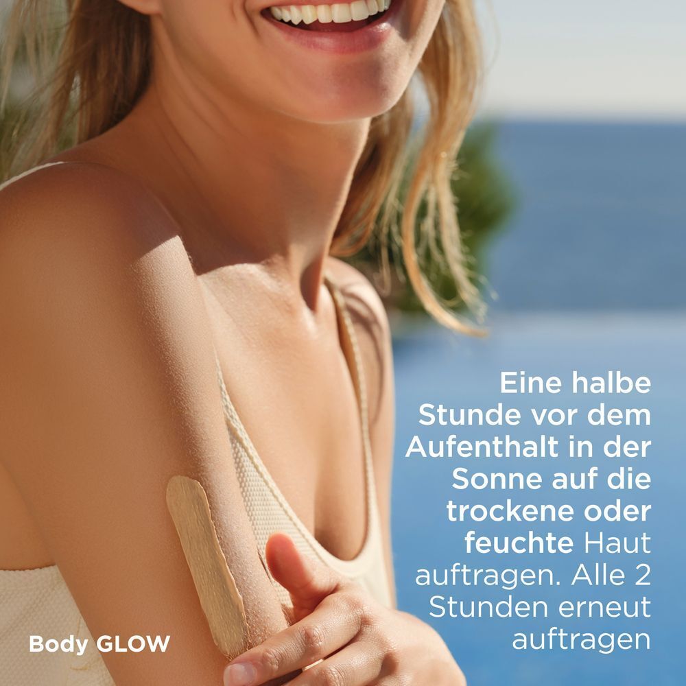 Arm mit Sonnencreme-Applikation. Anwendungshinweise: 30 Minuten vor dem Sonnenbaden.