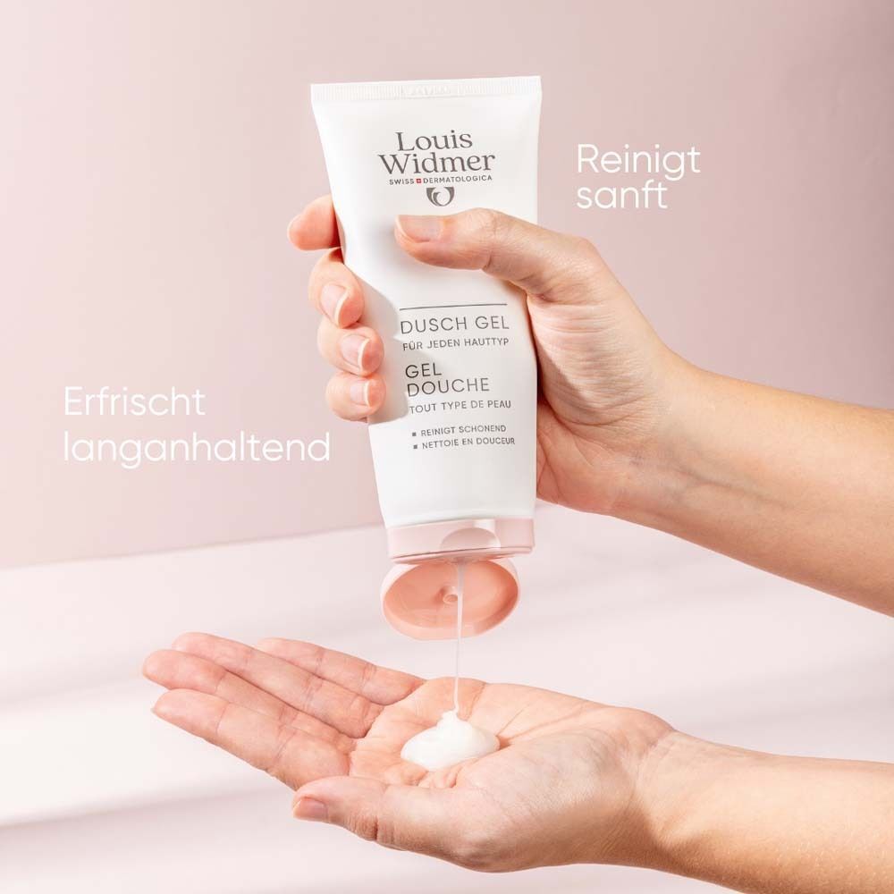 Hand hält Tube Duschgel. Gel fließt in die andere Hand. Aufschrift: Louis Widmer, Dusch Gel, für jeden Hauttyp, Gel Douche.