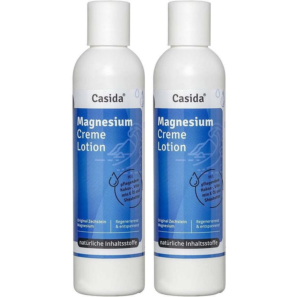 Zwei weiße Flaschen Casida® Magnesium Creme Lotion. Blaue Etiketten mit Produktinformationen und Logo.