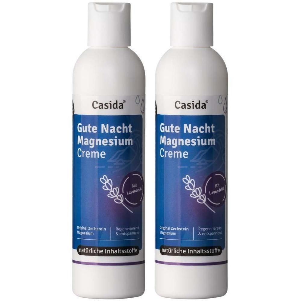 Zwei weiße Flaschen Casida® Gute Nacht Magnesium Creme. Blaue Etiketten mit Produktnamen und Lavendel-Illustration.