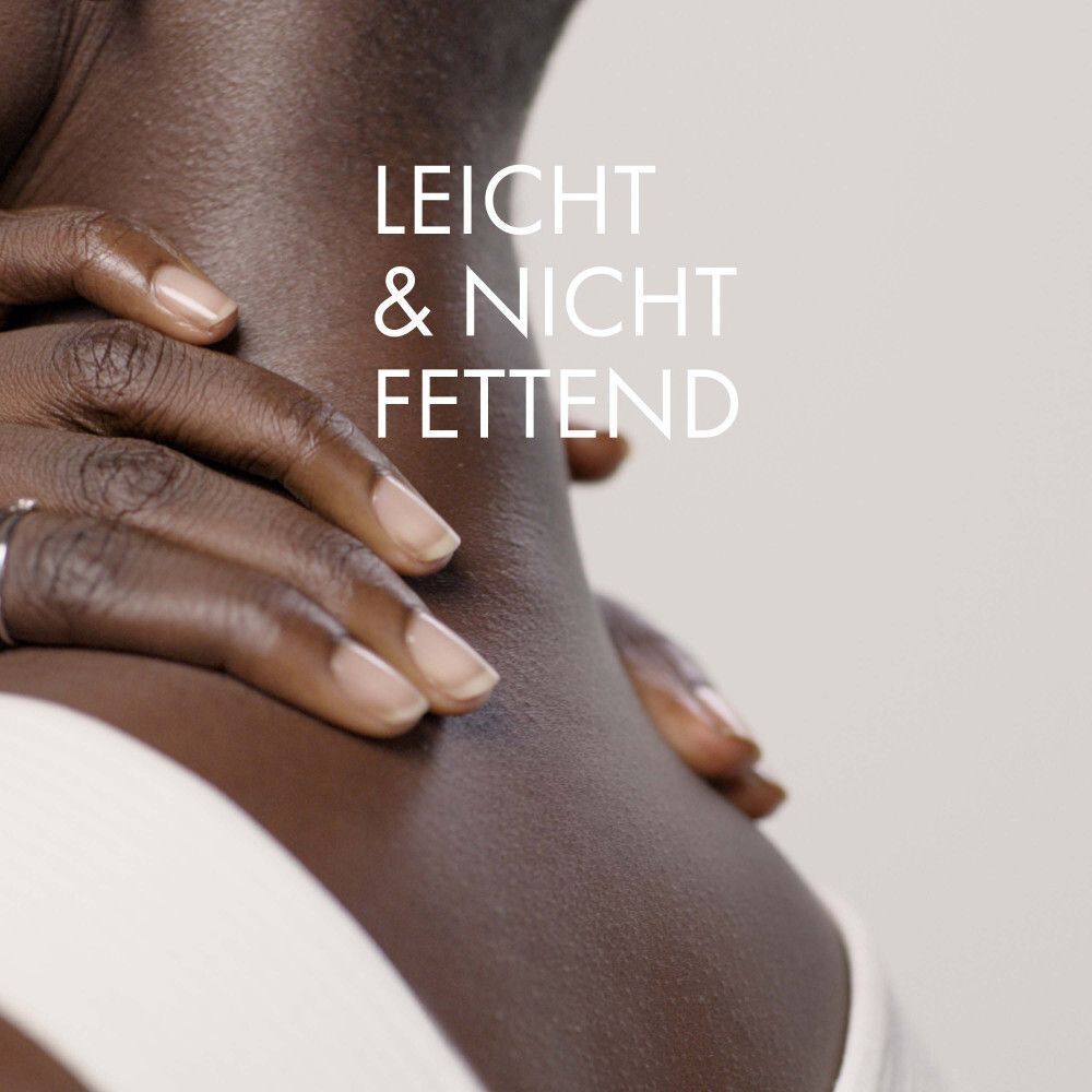 Nahaufnahme einer Person, die sich am Hals berührt. Text: LEICHT & NICHT FETTEND.