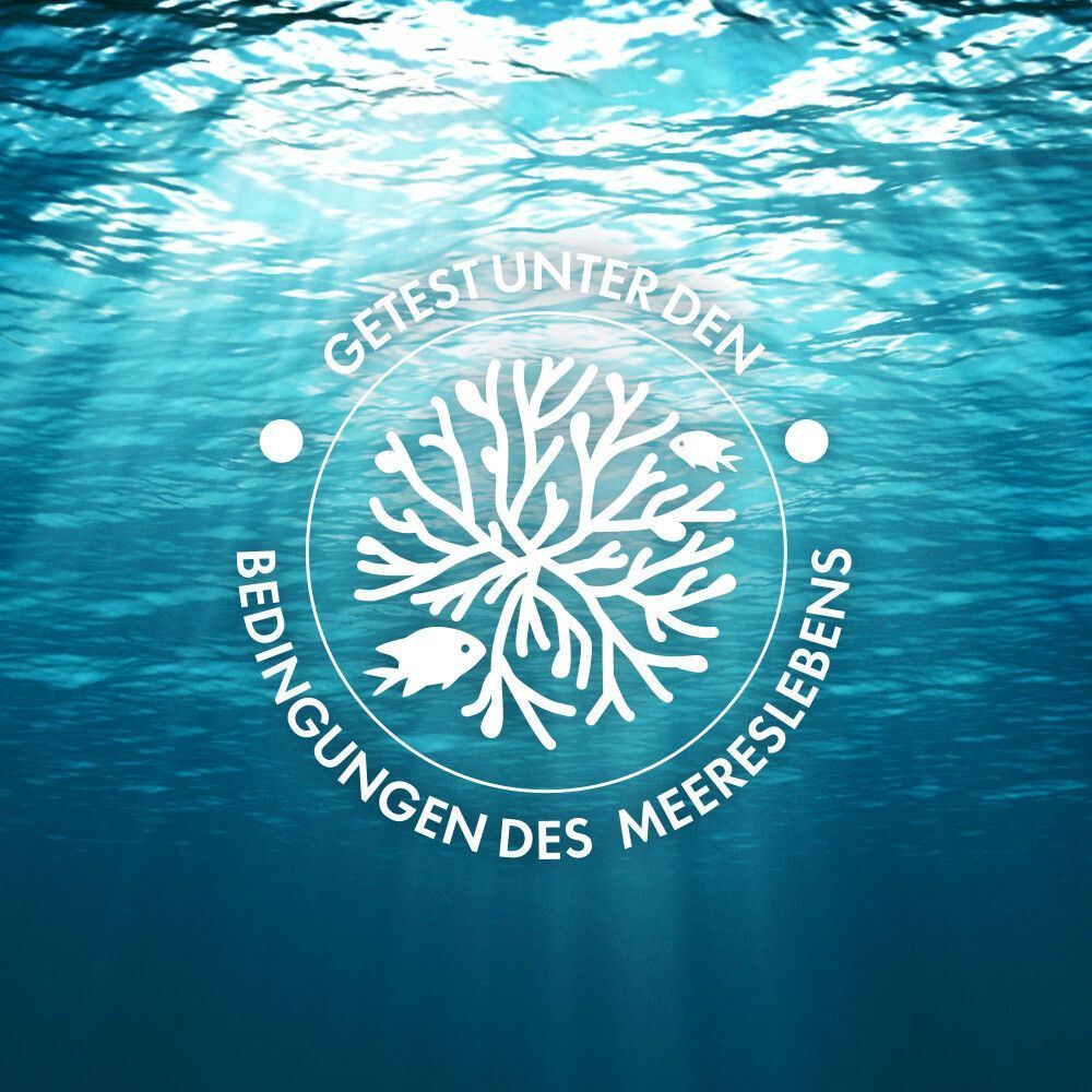 Logo mit Text: GETESTET UNTER DEN BEDINGUNGEN DES MEERESLEBENS. Darstellung eines Korallenriffs.