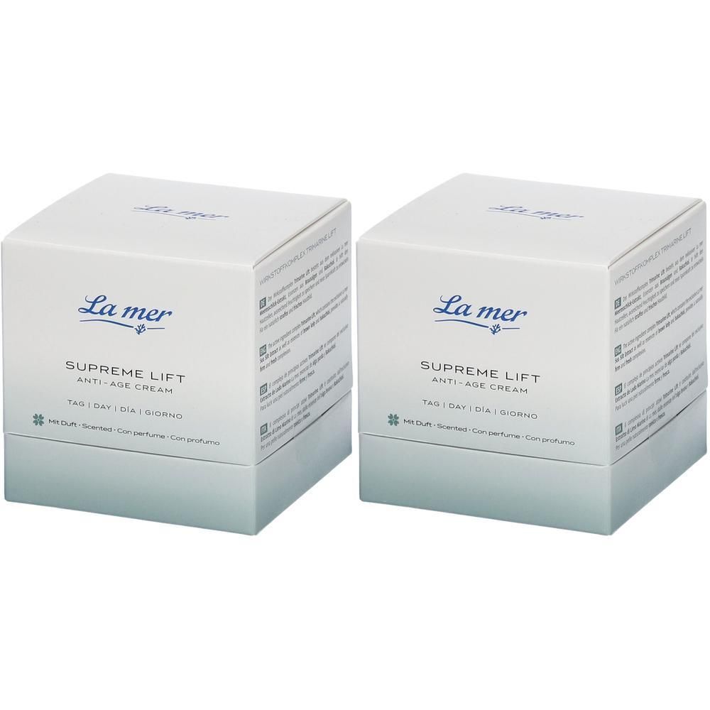 Zwei quadratische Kartons. Aufschrift: La Mer, Supreme Lift Anti-Age Cream. Weiß mit hellblauem Farbverlauf am Boden.