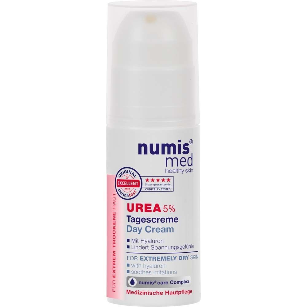 Weiße Spenderflasche. Aufschrift: numis med, UREA 5% Tagescreme. Für extrem trockene Haut. Mit Hyaluron.