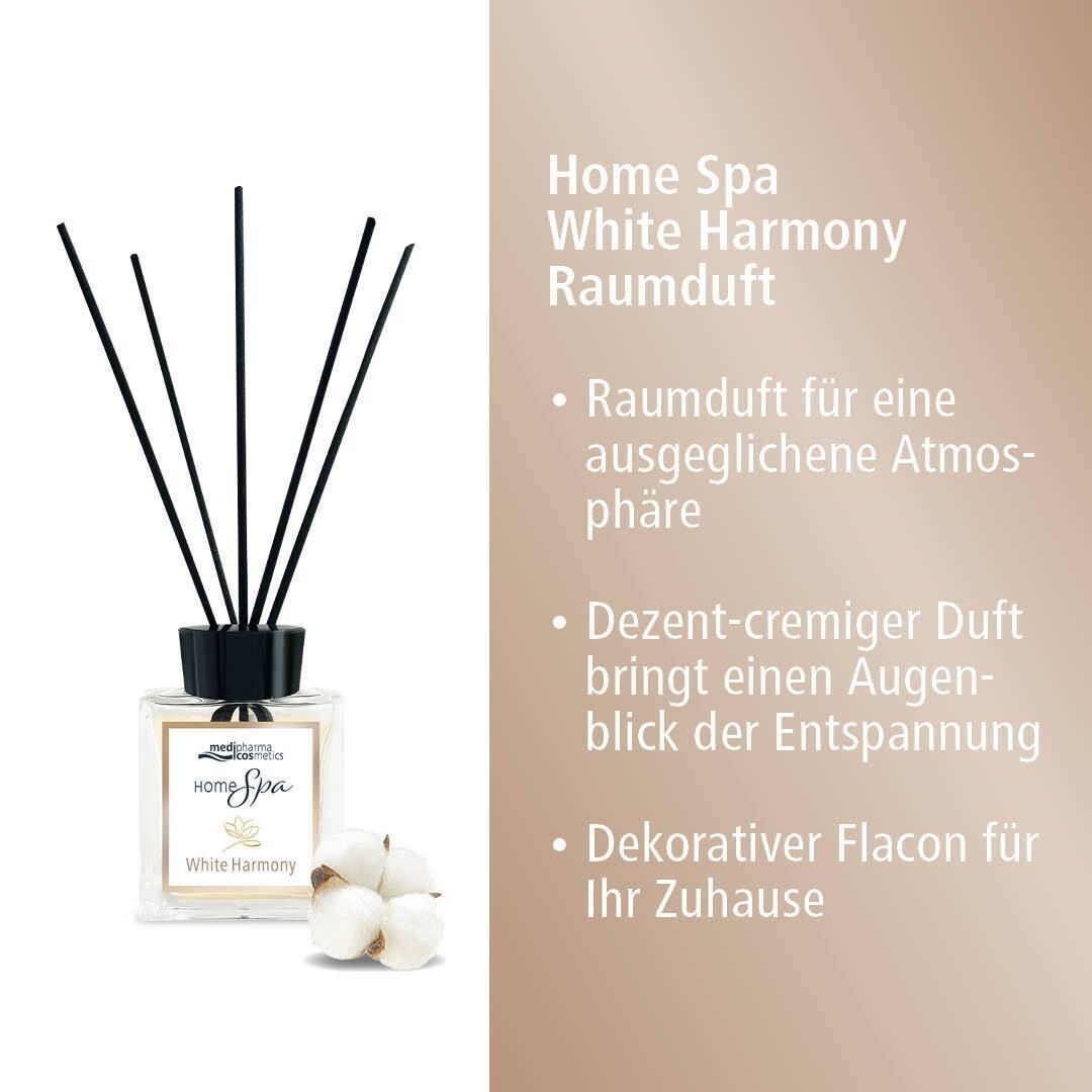 Quadratischer Glasflakon mit schwarzen Stäbchen. Text: Home Spa White Harmony. Daneben: Baumwollblüten. Textliste mit Produktmerkmalen.