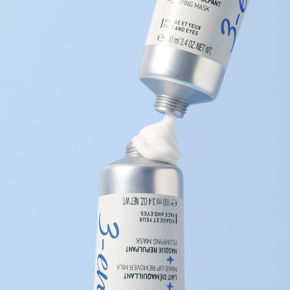 Zwei Tuben Crème Fraîche de Beauté. Creme wird aus der Tube gedrückt. 3-en-1 Feuchtigkeitspflege.